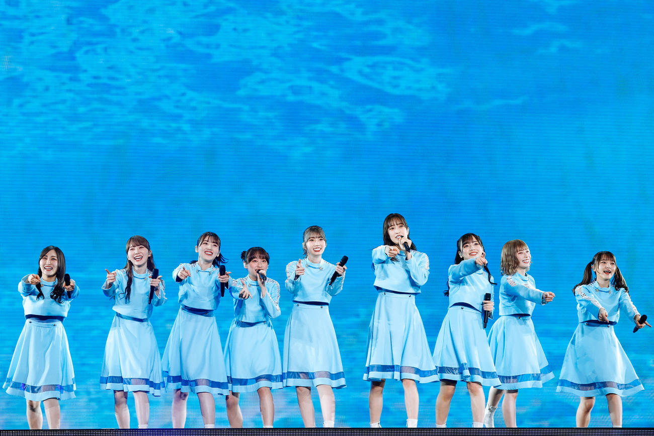 初の東京ドーム公演でパフォーマンスする日向坂46