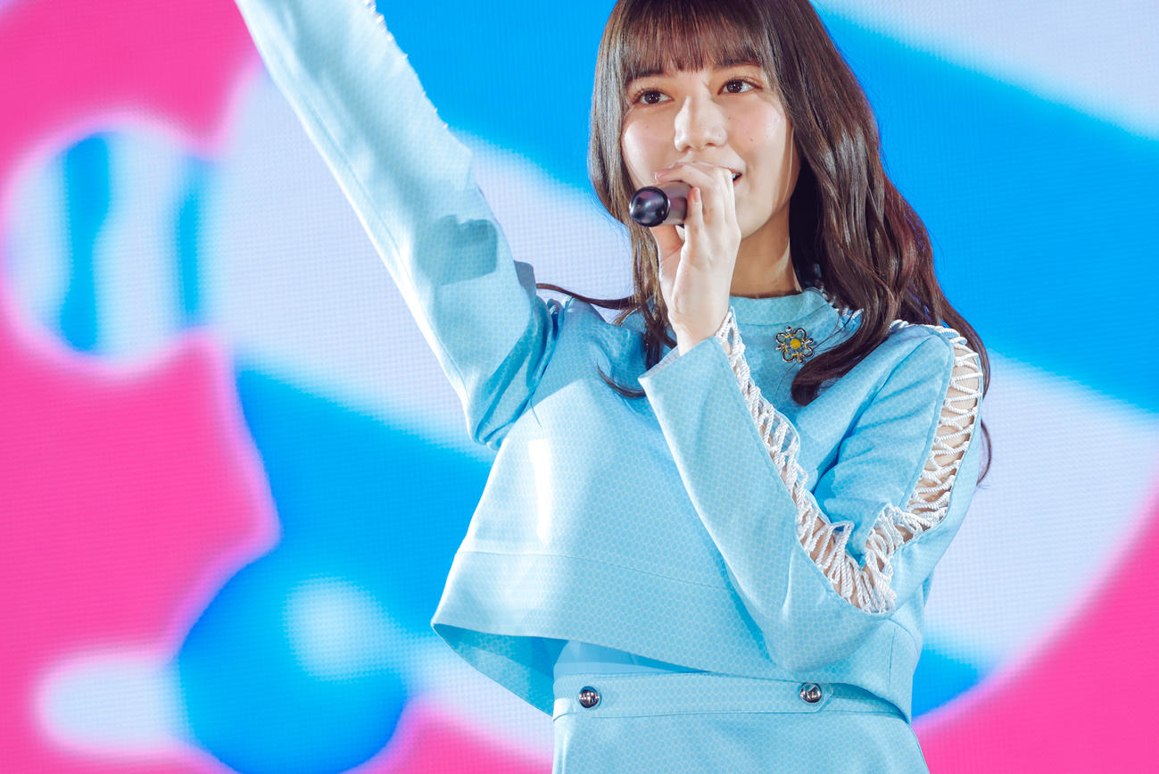 初の東京ドーム公演でパフォーマンスする日向坂46小坂菜緒