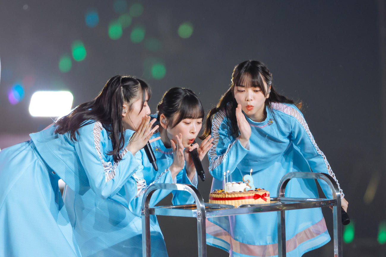 初の東京ドーム公演でデビュー3周年を祝う日向坂46