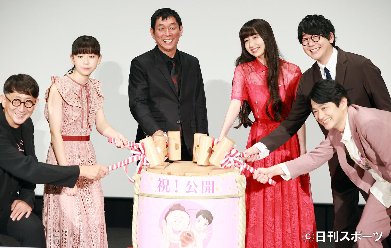 映画「漁港の肉子ちゃん」公開記念舞台あいさつで笑顔で鏡開きする、左から渡辺歩監督、石井いづみ、明石家さんま、Cocomi、花江夏樹、下野紘＝2021年6月
