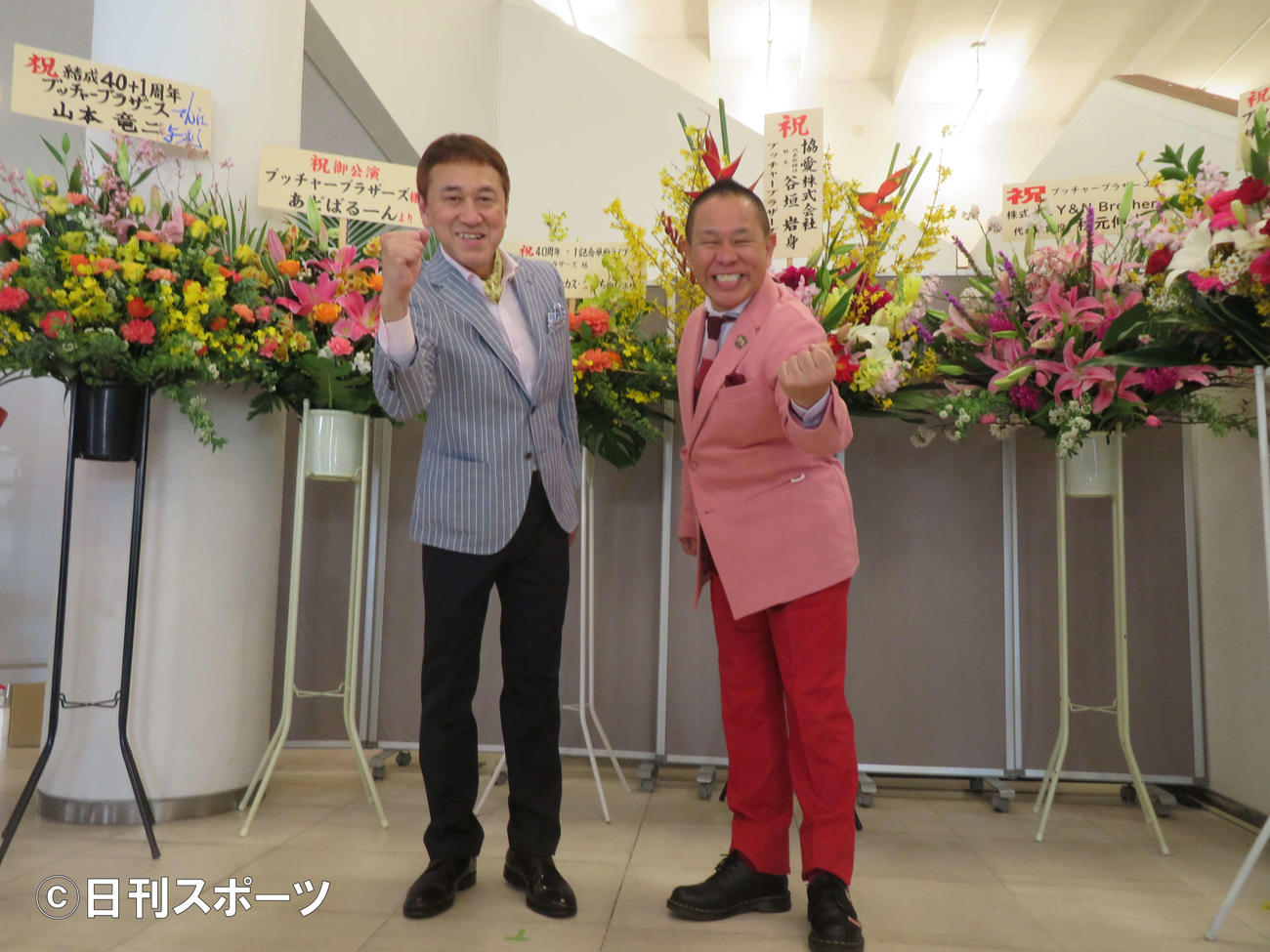 「ブッチャーブラザーズ40周年＋11記念単独ライブ　副社長とコミッショナー」開演前に取材に応じたブッチャーブラザーズのリッキーと相方ぶっちゃあ（撮影・村上幸将）