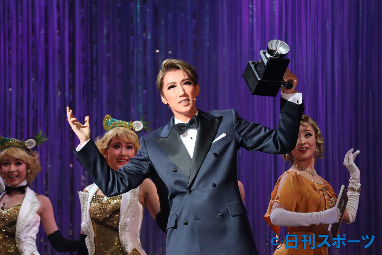 「NEVER SAY GOODBYE　－ある愛の軌跡－」で、カメラマンを演じる宙組トップ真風涼帆（撮影・小林千穂）