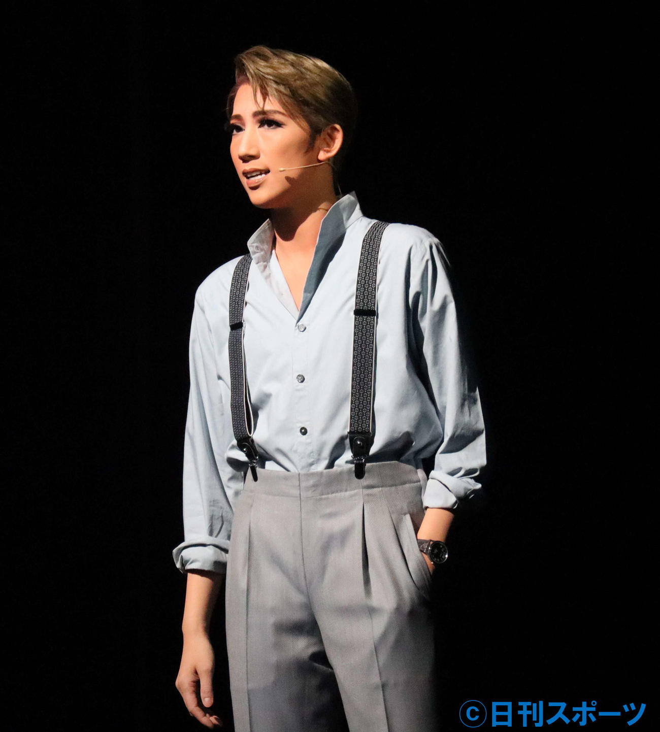 トップ真風涼帆が演じるカメラマンが撮りたい写真について語る場面（撮影・小林千穂）