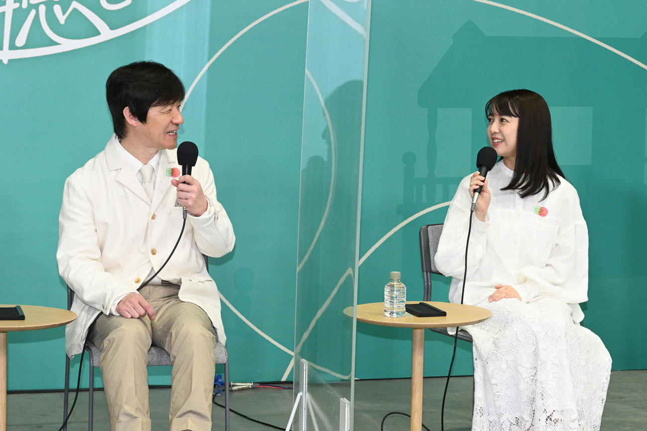 取材会でトークする内村光良（左）と上白石萌音