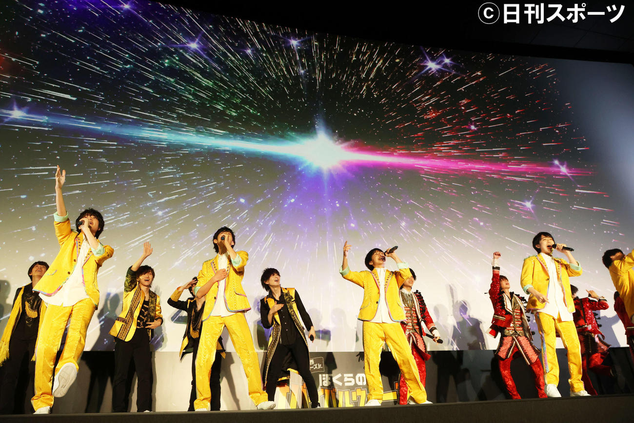 「東西ジャニーズJr.ぼくらのサバイバルウォーズ」初日舞台あいさつでパフォーマンスする少年忍者＆Lilかんさい（撮影・河田真司）