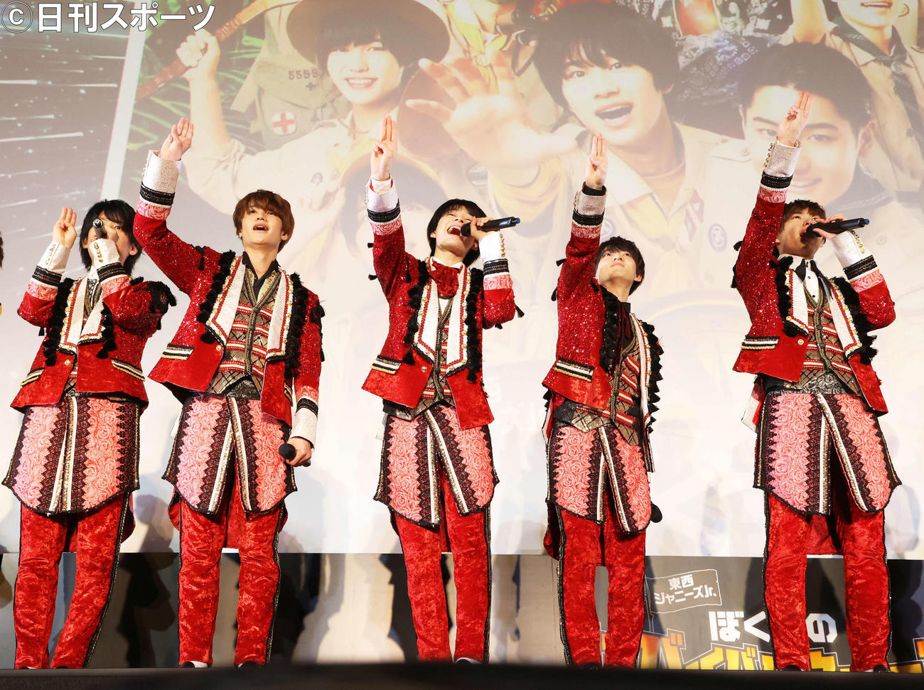 「東西ジャニーズJr.ぼくらのサバイバルウォーズ」初日舞台あいさつとパフォーマンスを終え観客に応えるLilかんさい（撮影・河田真司）