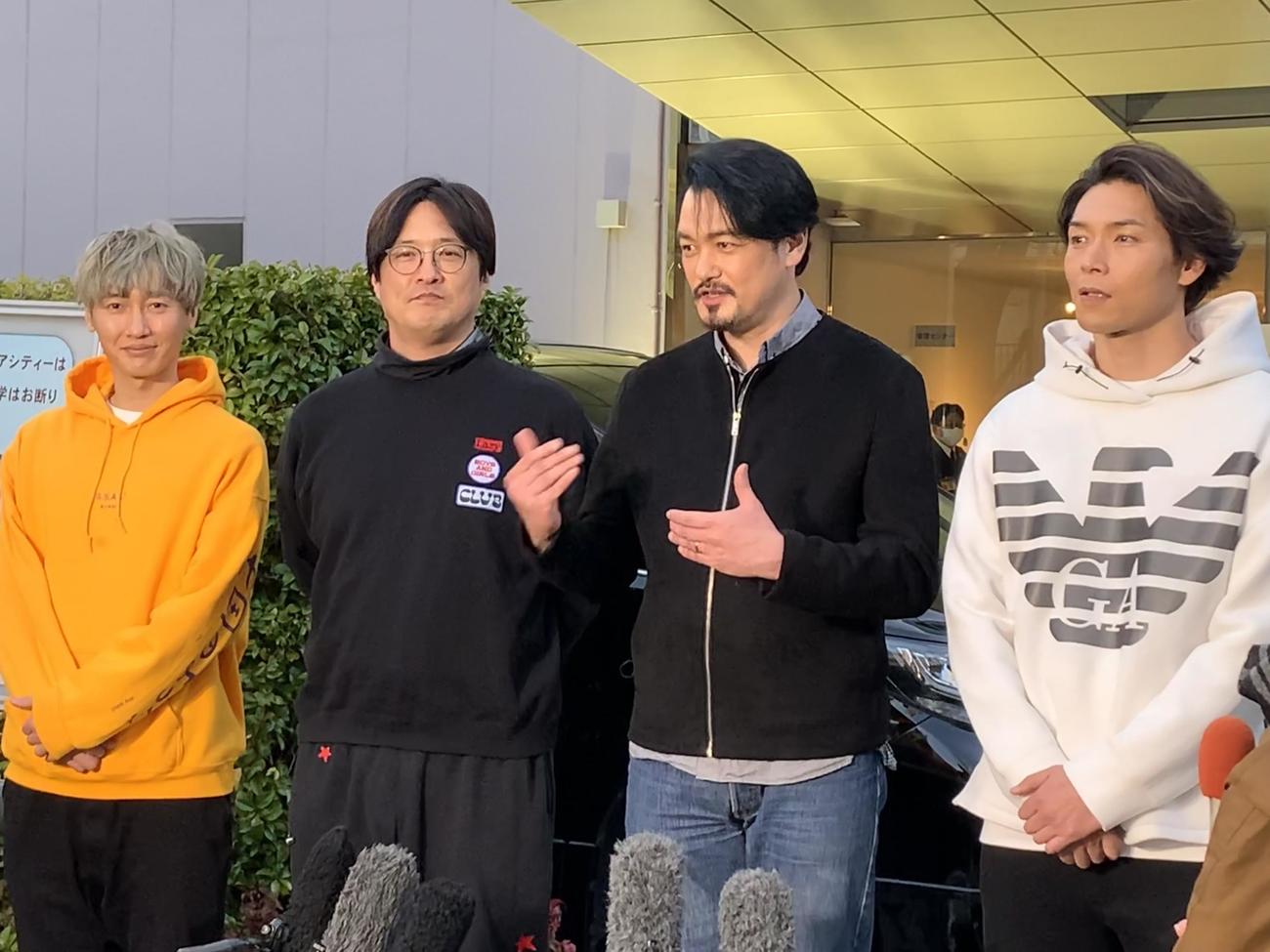 小田井涼平（左から3人目）の脱退について、都内で取材に応じた純烈