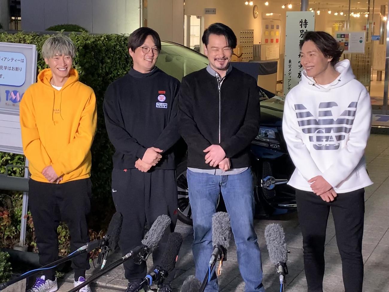 小田井涼平（左から3人目）の脱退について、都内で取材に応じた純烈