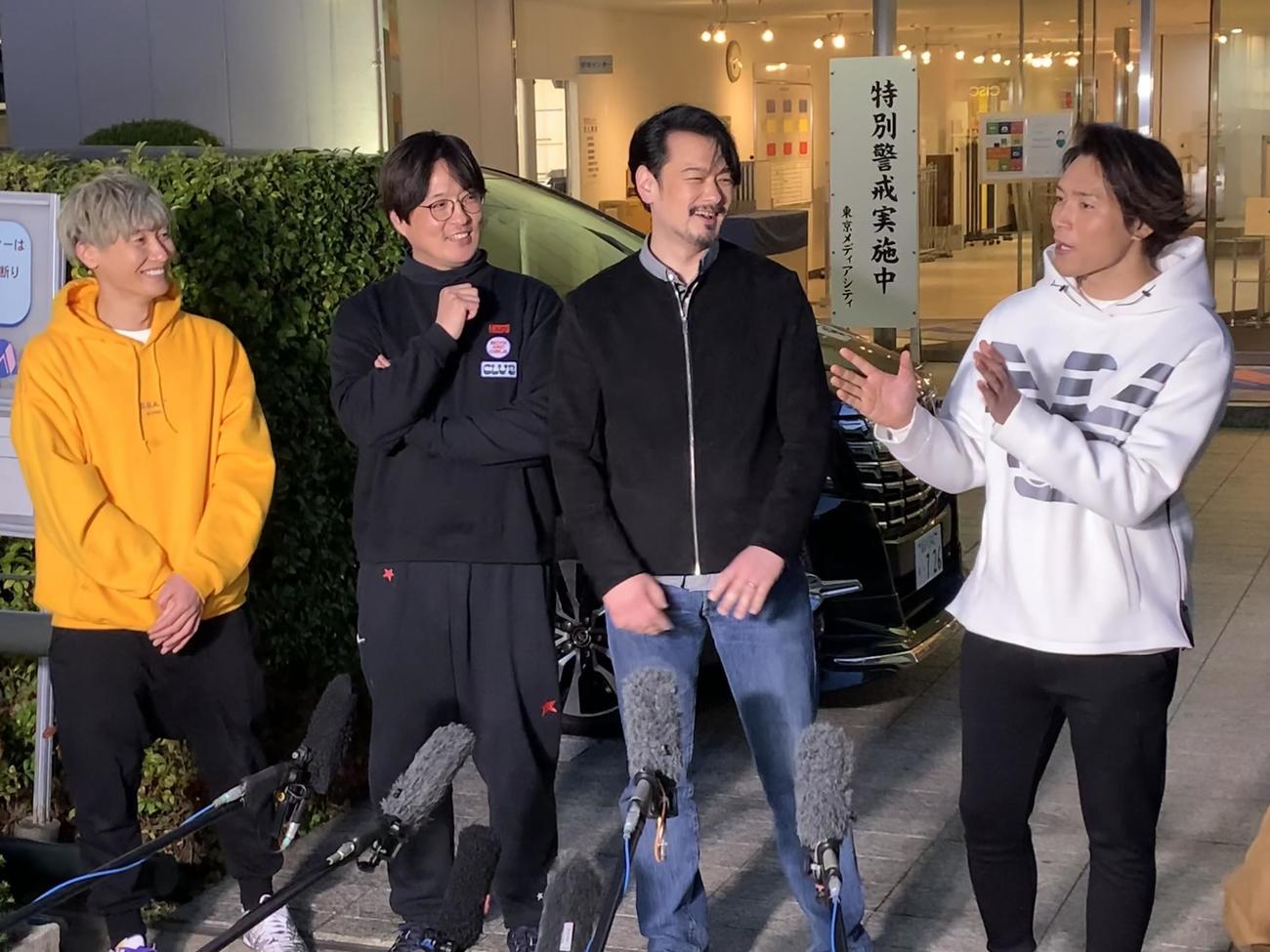 小田井涼平（左から3人目）の脱退について、都内で取材に応じた純烈