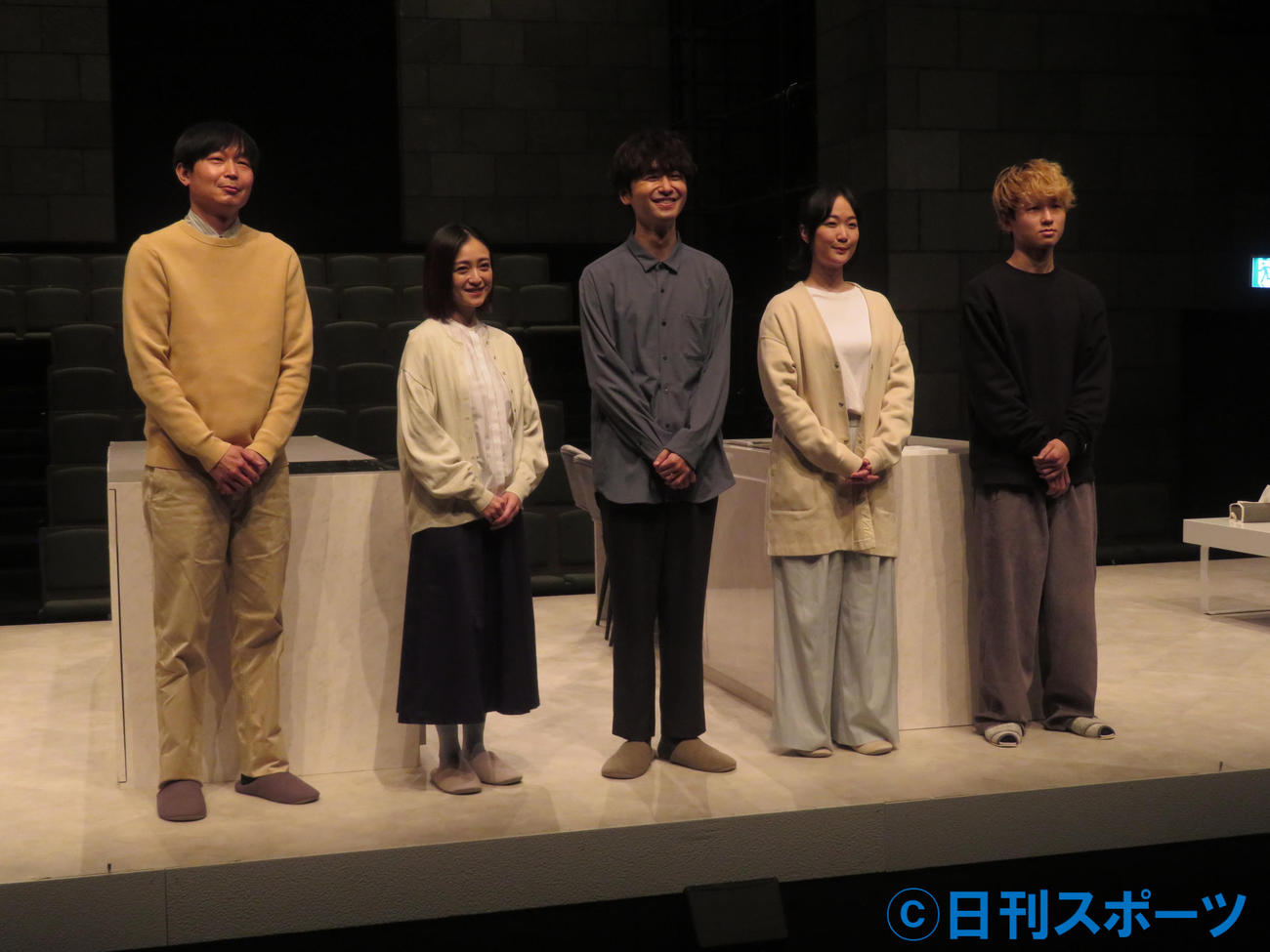 舞台「もはやしずか」の初日前会見に出席した（左から）平原テツ、安達祐実、橋本淳、黒木華、加藤拓也氏（撮影・横山慧）