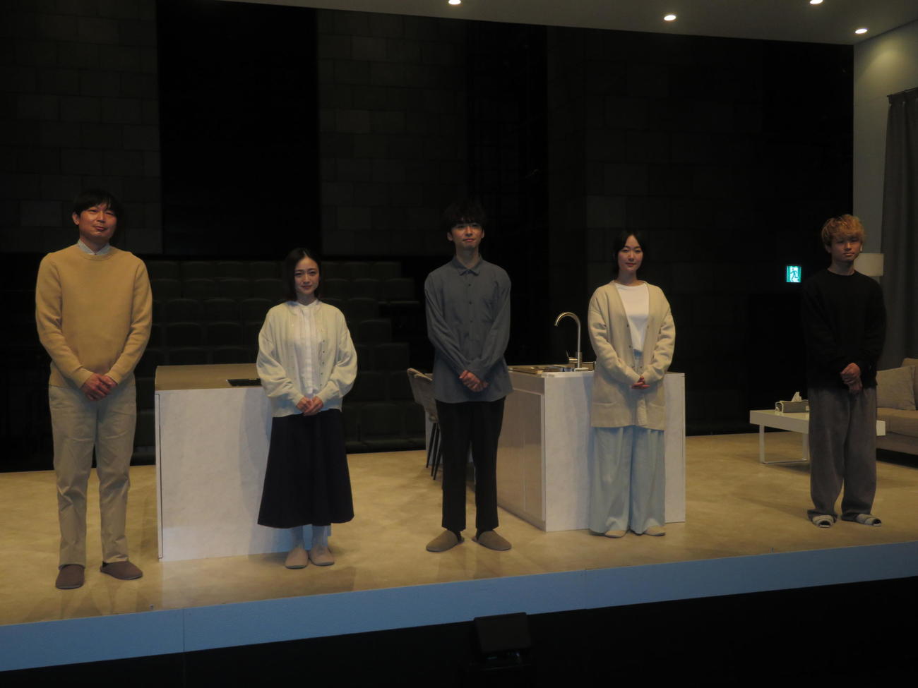 舞台「もはやしずか」の初日前会見に出席した（左から）平原テツ、安達祐実、橋本淳、黒木華、加藤拓也氏（撮影・横山慧）