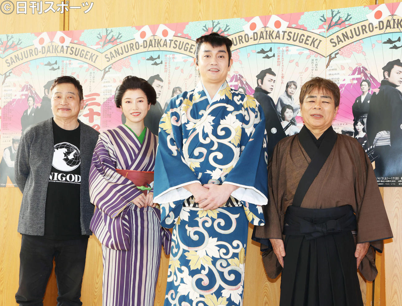 パルコ・プロデュース「三十郎大活劇」取材会で写真に納まる、左からラサール石井、横山由依、青柳翔、小倉久寛（撮影・河田真司）