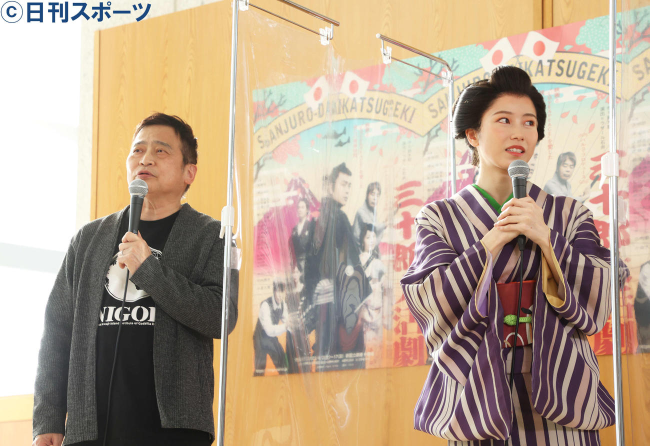 パルコ・プロデュース「三十郎大活劇」取材会に臨むラサール石井（左）と横山由依（撮影・河田真司）