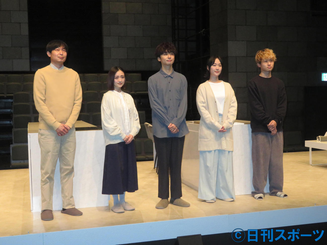 舞台「もはやしずか」の初日前会見に出席した（左から）平原テツ、安達祐実、橋本淳、黒木華、加藤拓也氏（撮影・横山慧）