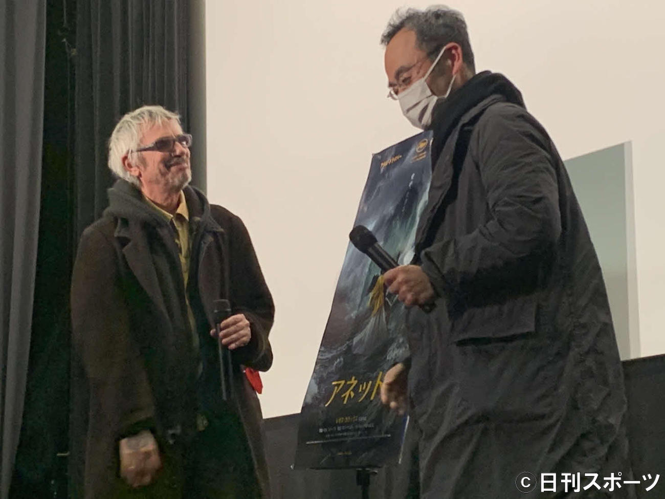 映画「アネット」初日舞台あいさつで、レオス・カラックス監督（左）と再会し、笑みを浮かべる古舘寛治（撮影・村上幸将）