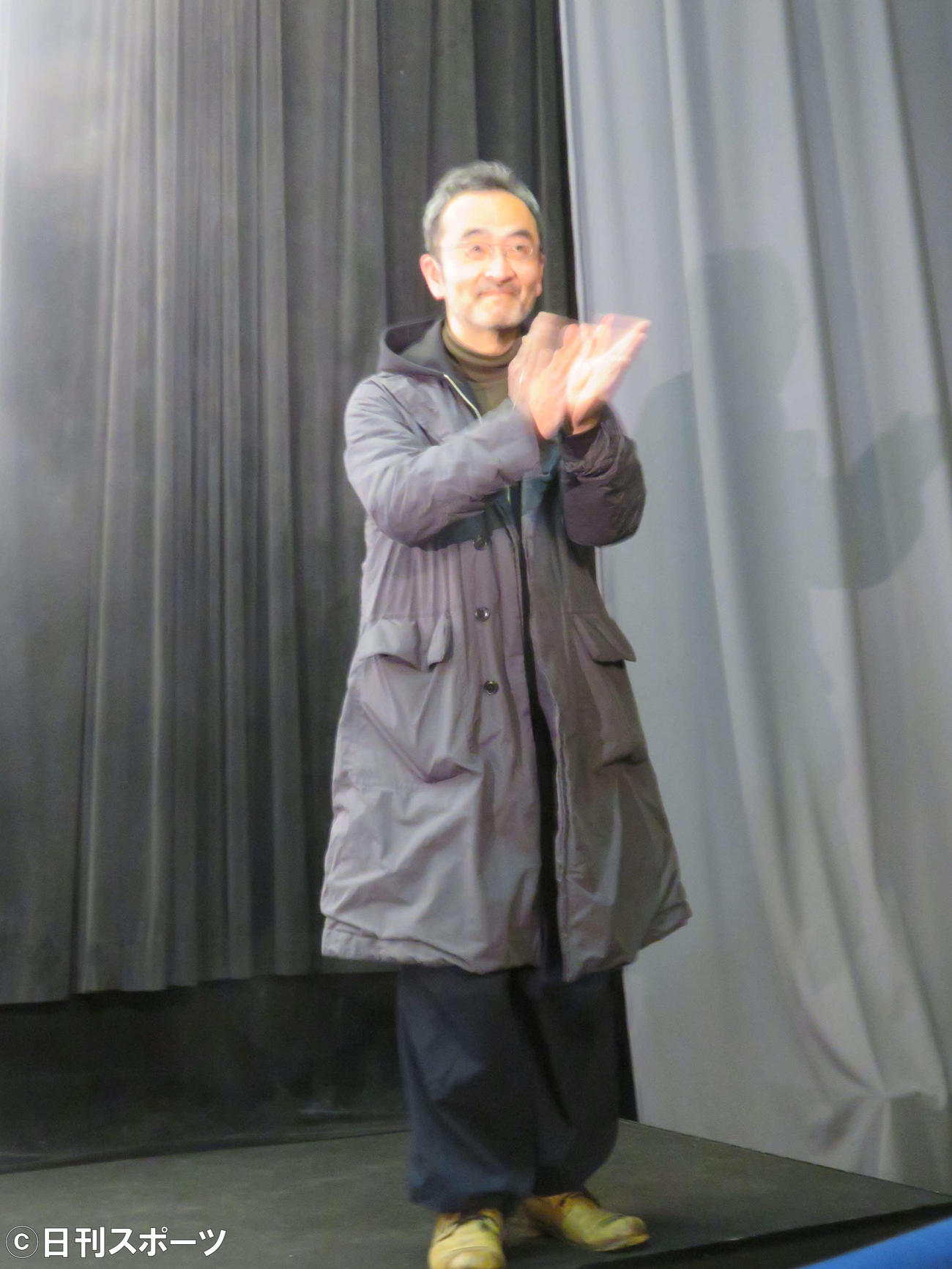 映画「アネット」初日舞台あいさつで、レオス・カラックス監督を拍手で見送る古舘寛治（撮影・村上幸将）