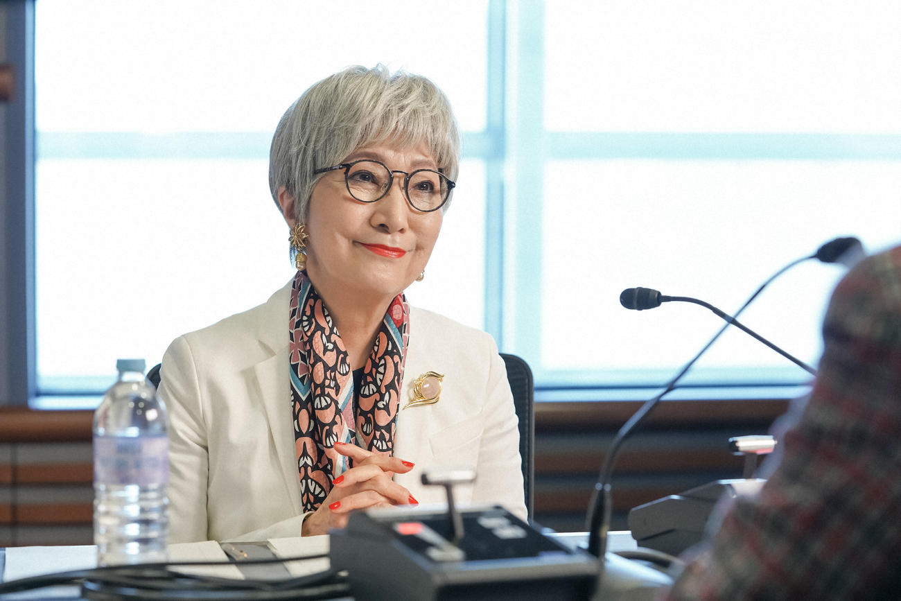 放送局でラジオ番組に出演し、話をするアニー・ヒラカワ（森山良子）（Ｃ）NHK