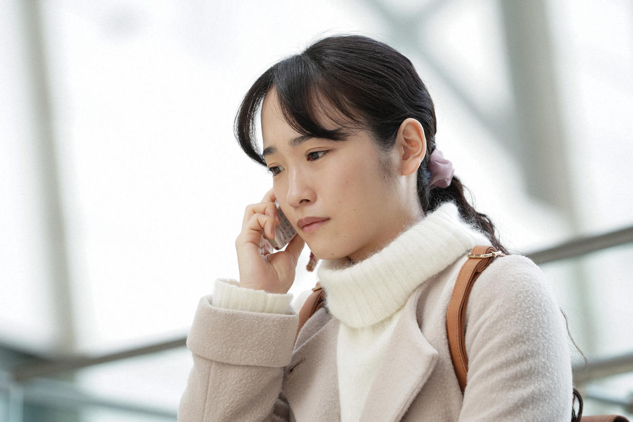 空港で電話をかける大月ひなた（川栄李奈）（Ｃ）NHK