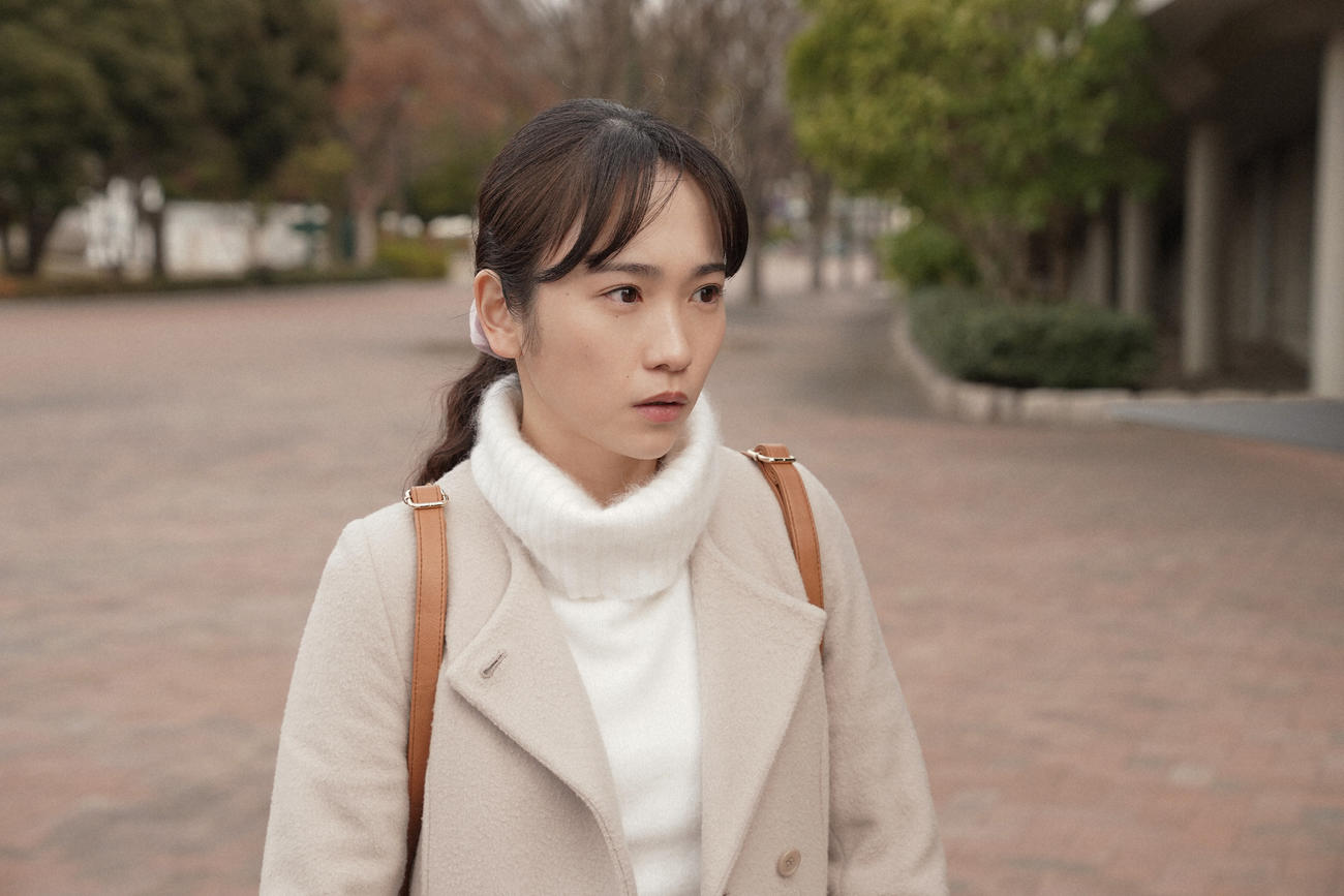 「クリスマス・ジャズ・フェスティバル」会場の偕行社前の通りに立つ大月ひなた（川栄李奈）（Ｃ）NHK