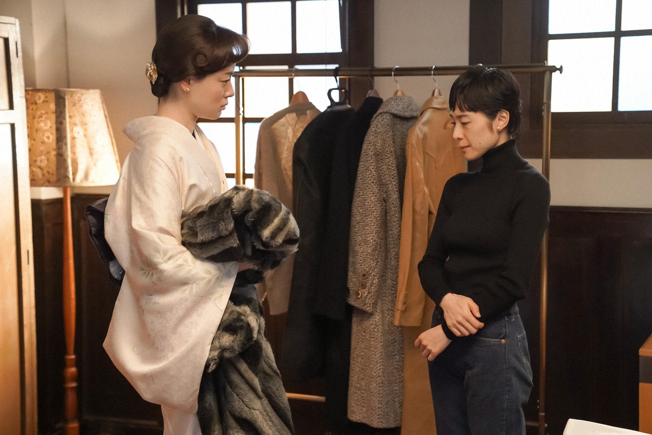 偕行社の楽屋でるいと話をする一子。左から、野田一子（市川実日子）、大月るい（深津絵里）（Ｃ）NHK