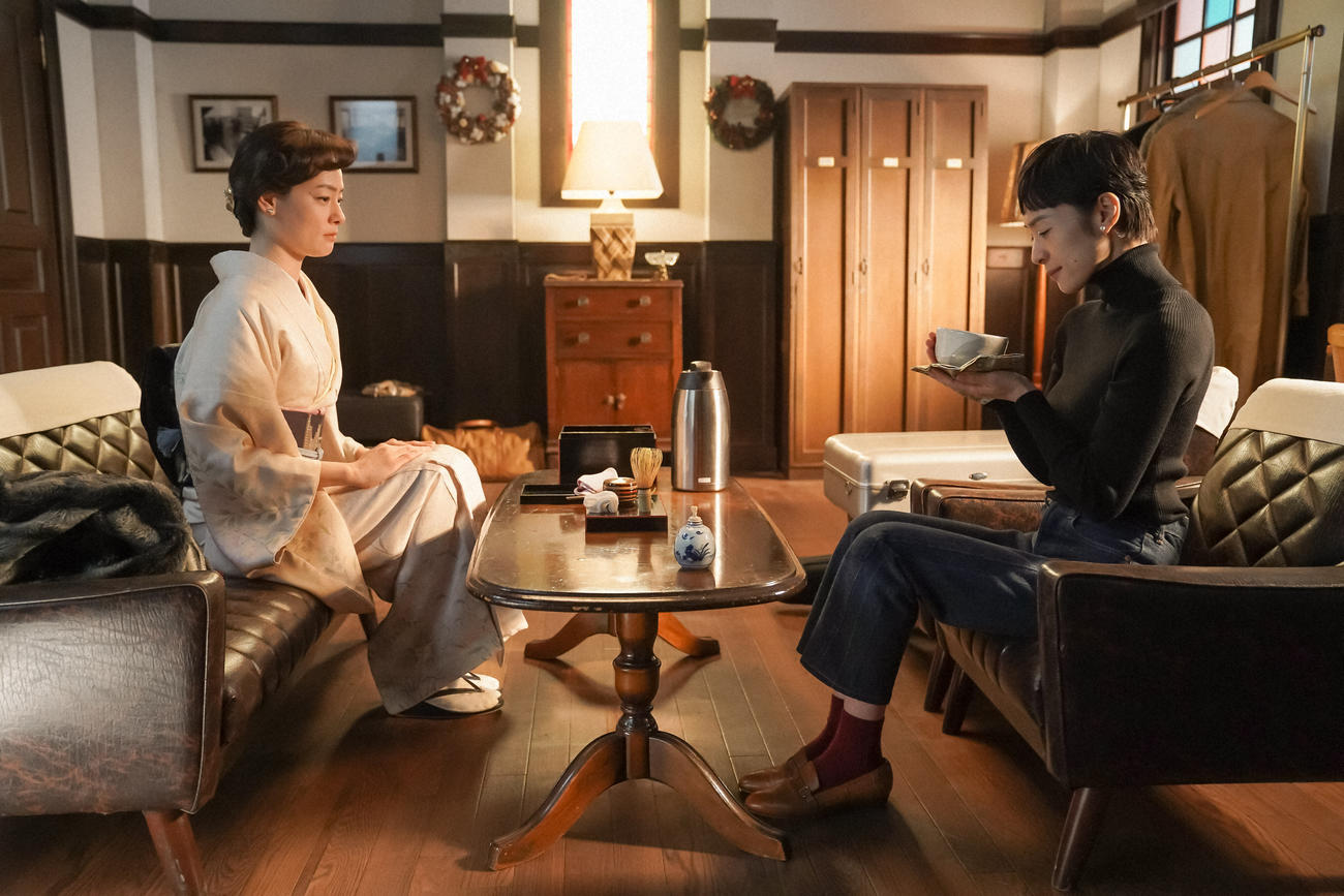 偕行社の楽屋で一子が点てたお茶を飲むるい。左から、野田一子（市川実日子）、大月るい（深津絵里）（Ｃ）NHK