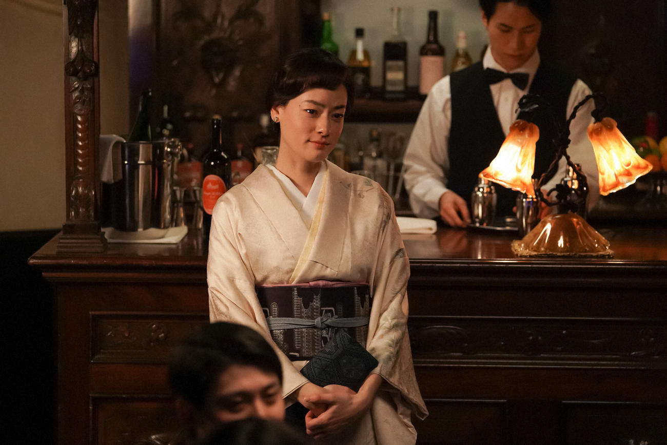 「クリスマス・ジャズ・フェスティバル」会場の偕行社で、トミーと錠一郎の演奏を聴く野田一子（市川実日子）（Ｃ）NHK