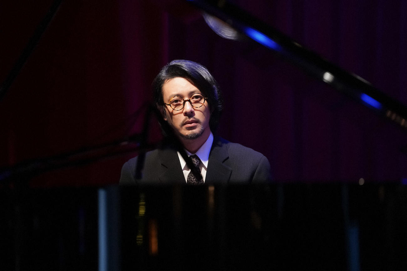 偕行社での「クリスマス・ジャズ・フェスティバル」のステージで演奏をする大月錠一郎（オダギリジョー）（Ｃ）NHK