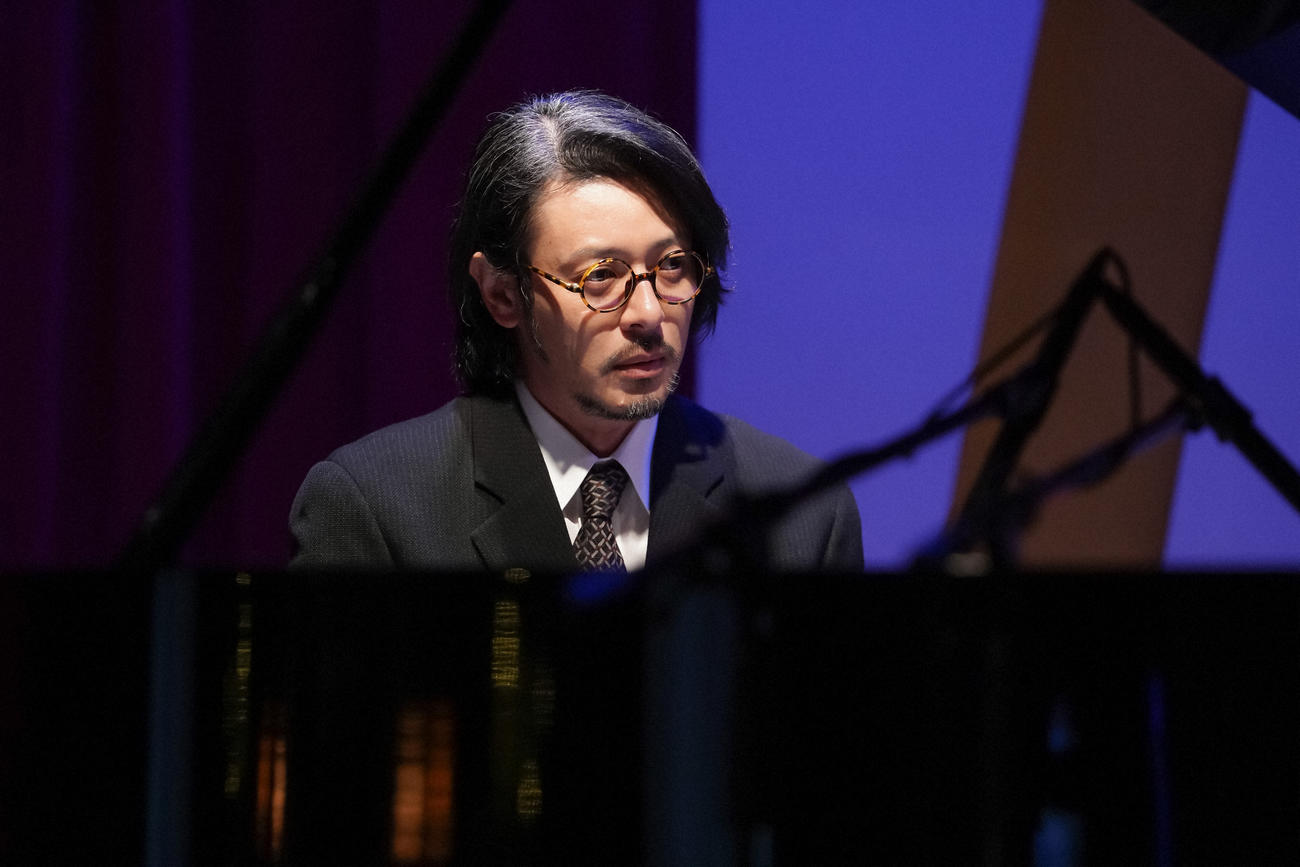 偕行社での「クリスマス・ジャズ・フェスティバル」のステージで演奏をする大月錠一郎（オダギリジョー）（Ｃ）NHK