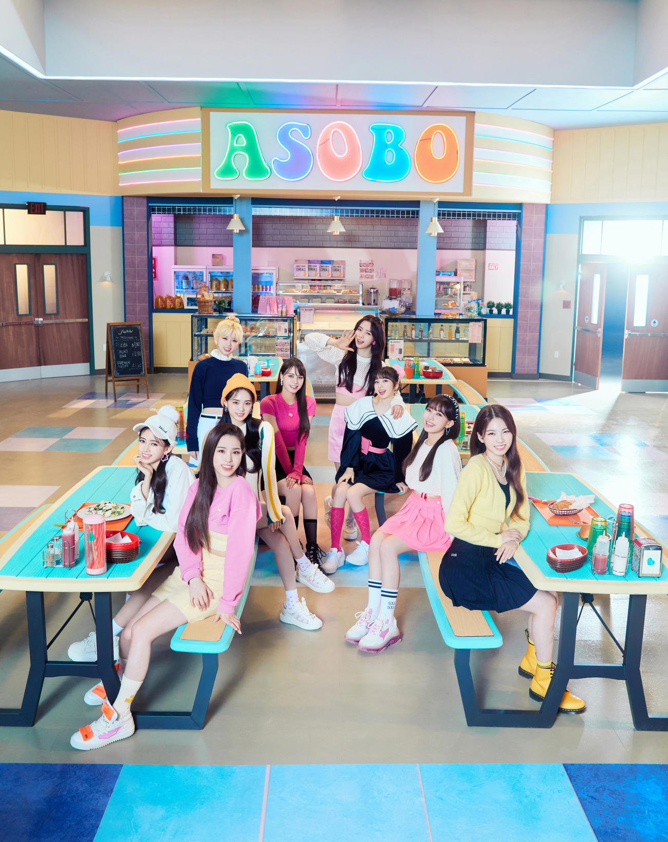 NiziU。前列左から時計周りにMAKO、RIMA、RIO、RIKU、NINA、MAYA、MIIHI、MAYUKA、AYAKA