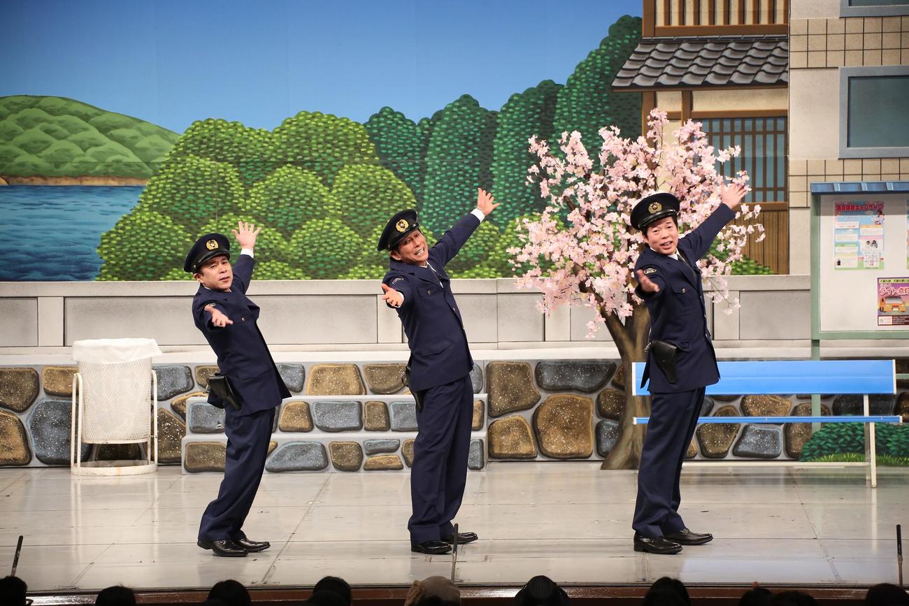 「さんまの駐在さん」でパパになったと報告した岡村隆史（左）と、明石家さんま（中央）、今田耕司