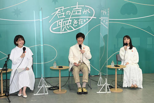 取材会で笑顔を見せる、左から和久田麻由子アナウンサー、内村光良、上白石萌音