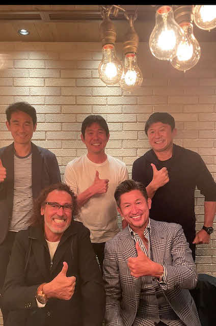 食事会を開き、日本代表の森保一監督（後列中央）を激励した、前列左からラモス瑠偉氏、カズ、後列左から斉藤俊秀コーチ、1人おいて武田修宏氏