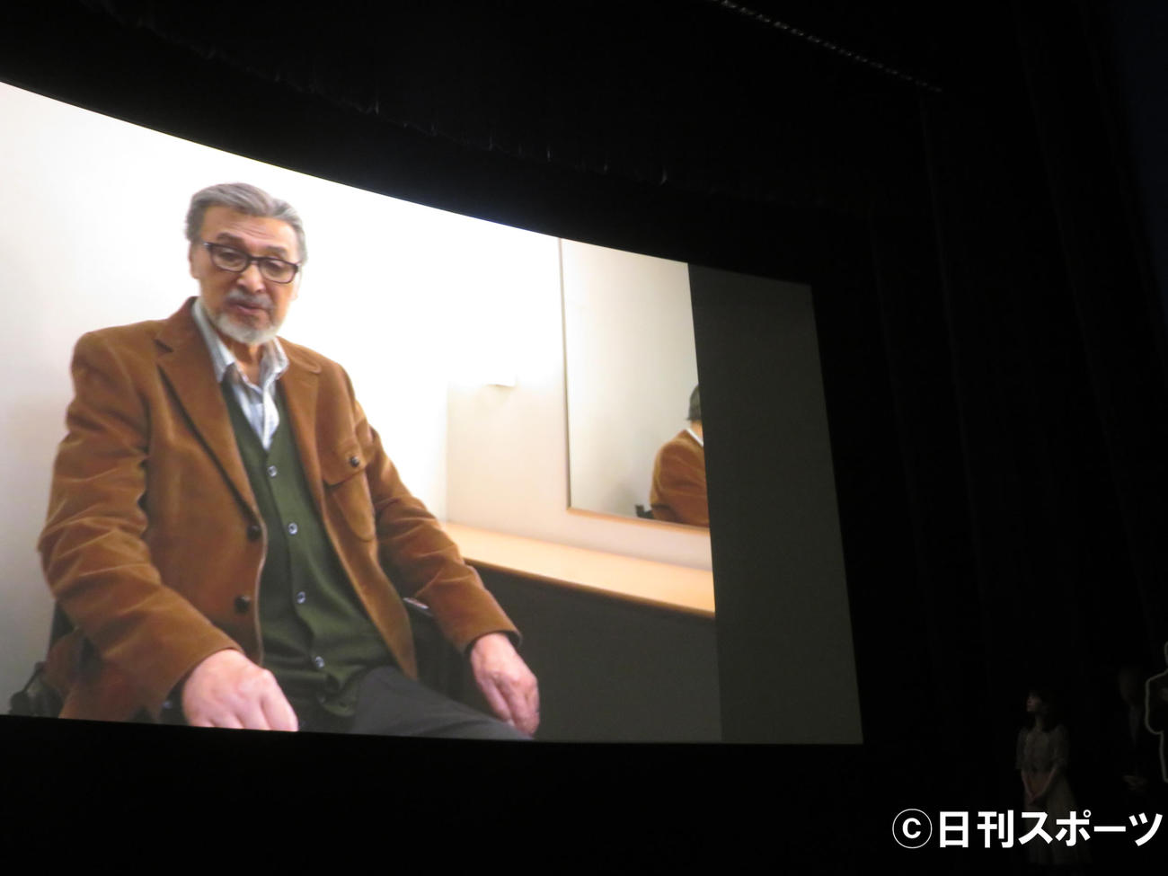 映画「世の中にたえて桜のなかりせば」の公開記念舞台あいさつで、先月急逝した宝田明さんのメッセージ映像が流された（撮影・横山慧）