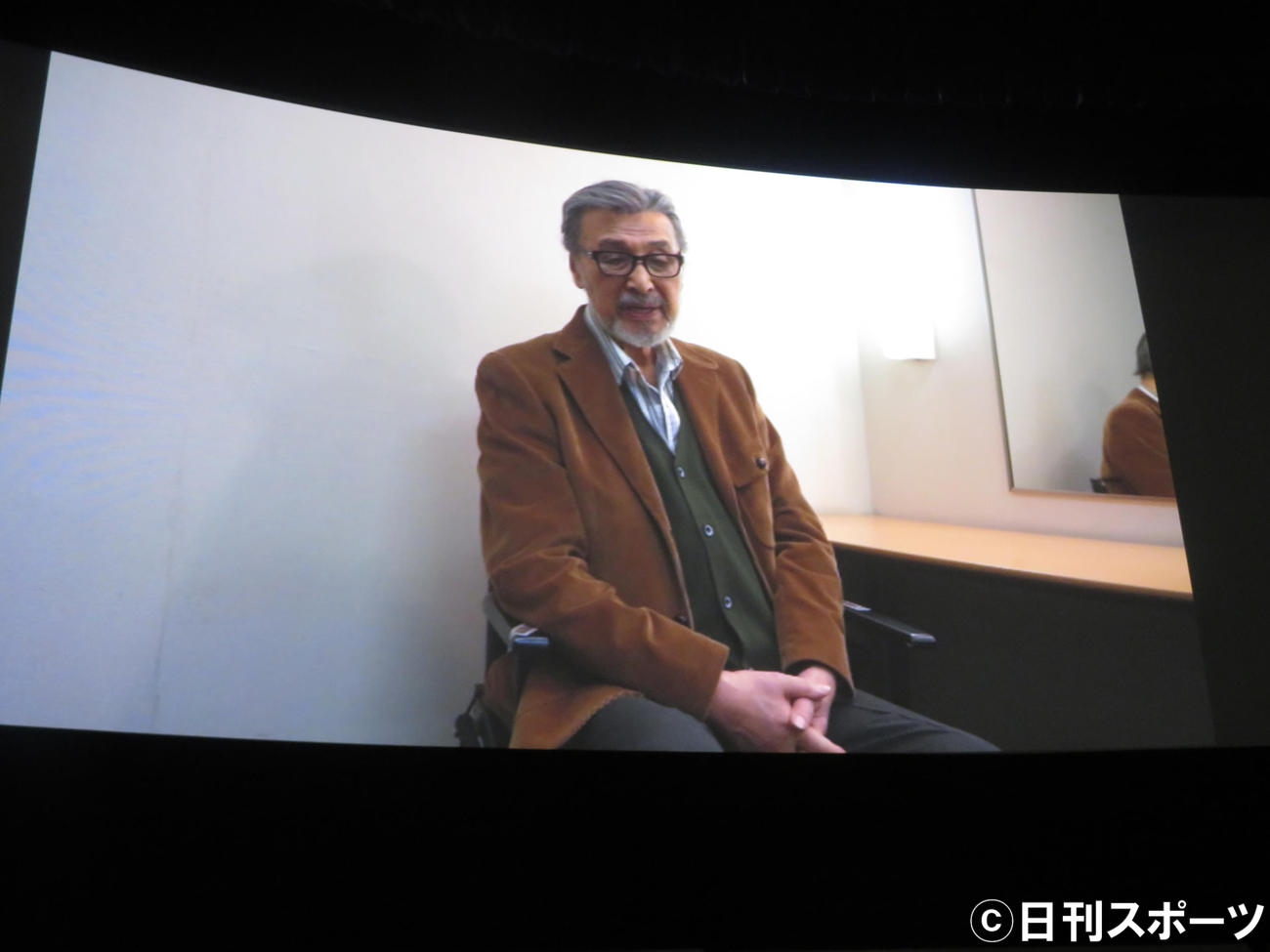 映画「世の中にたえて桜のなかりせば」の公開記念舞台あいさつで、先月急逝した宝田明さんのメッセージ映像が流された（撮影・横山慧）