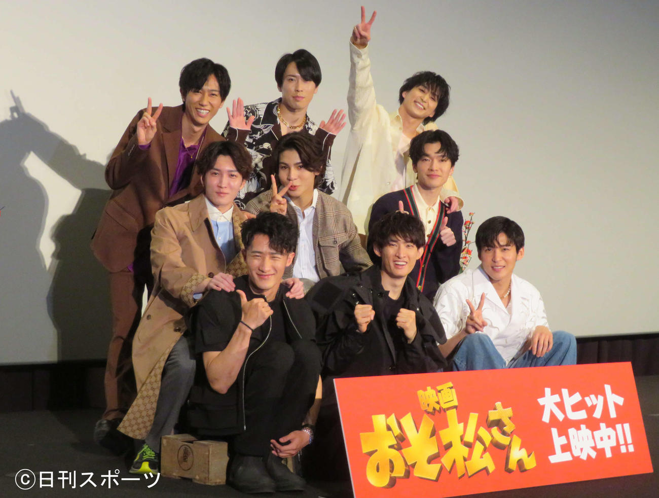 映画「おそ松さん」大ヒット御礼舞台あいさつに登壇した、前列左から岩本照、向井康二、目黒蓮、中列左から渡辺翔太、ラウール、深澤辰哉、後列左から阿部亮平、宮舘涼太、佐久間大介（撮影・村上幸将）