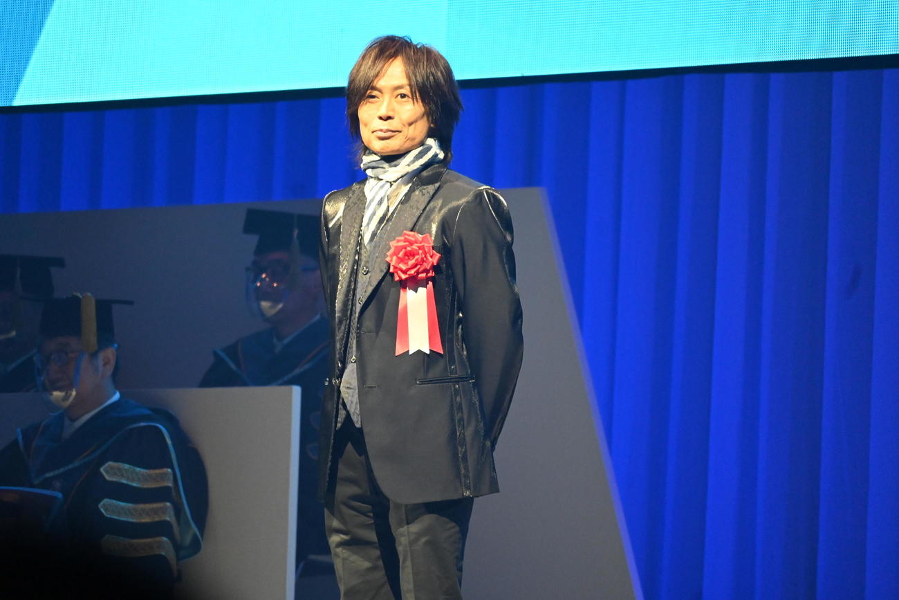近大の入学式に登壇したつんく♂（撮影・松浦隆司）