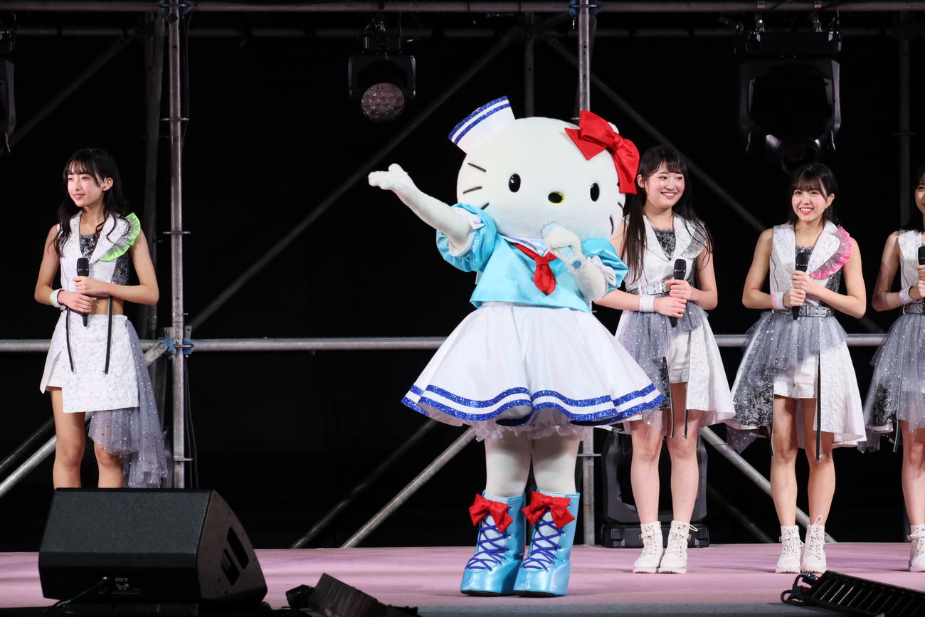ハロー！プロジェクトの全グループが出演する春の恒例イベント「Hello！Projectひなフェス　2022）」でパフォーマンスしたハローキティ（中央）とOCHA NORMA
