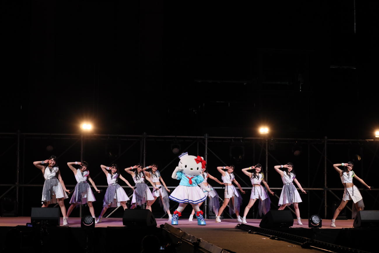 ハロー！プロジェクトの全グループが出演する春の恒例イベント「Hello！Projectひなフェス　2022）」でパフォーマンスしたハローキティ（中央）とOCHA NORMA