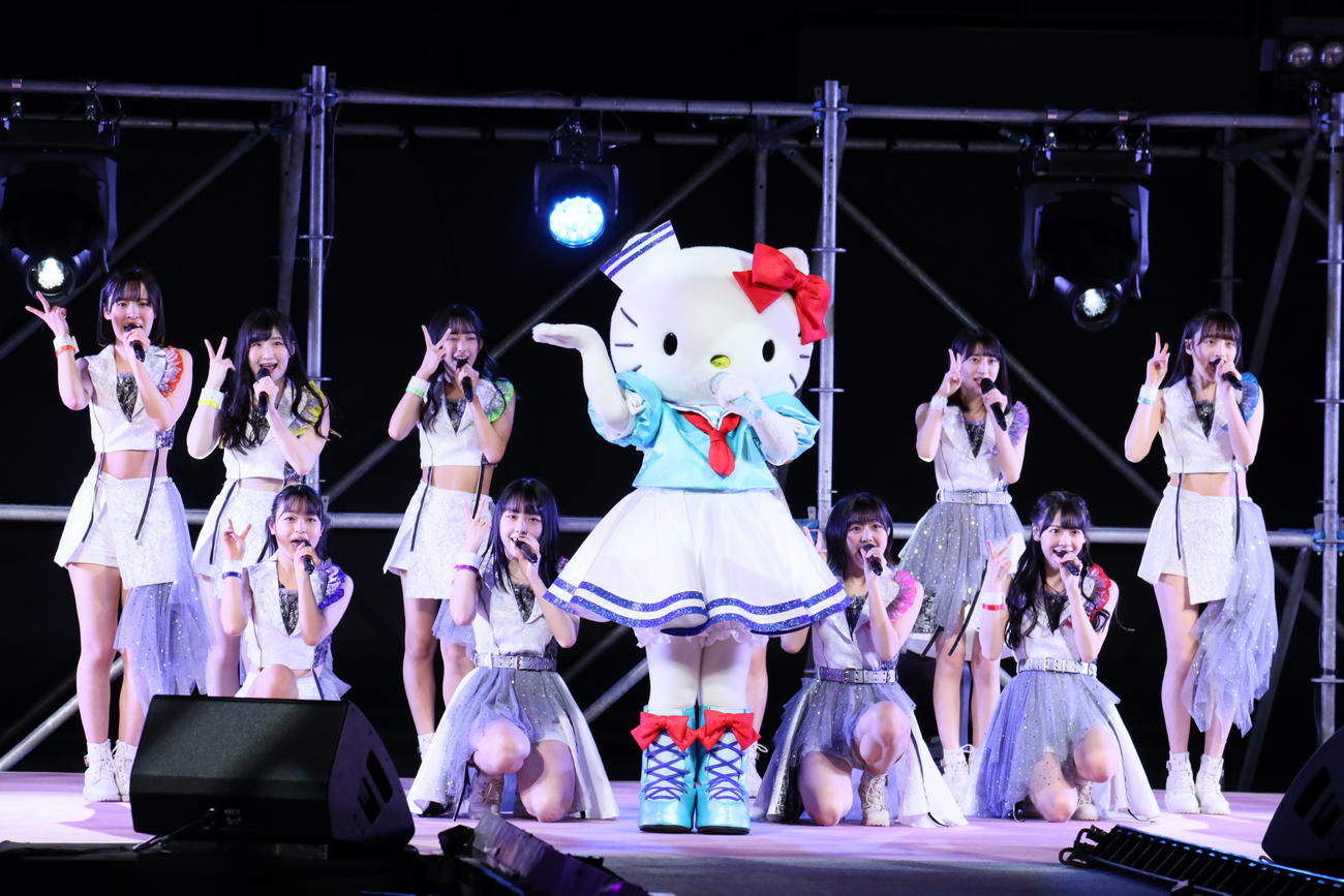 ハロー！プロジェクトの全グループが出演する春の恒例イベント「Hello！Projectひなフェス　2022）」でパフォーマンスしたハローキティ（中央）とOCHA NORMA