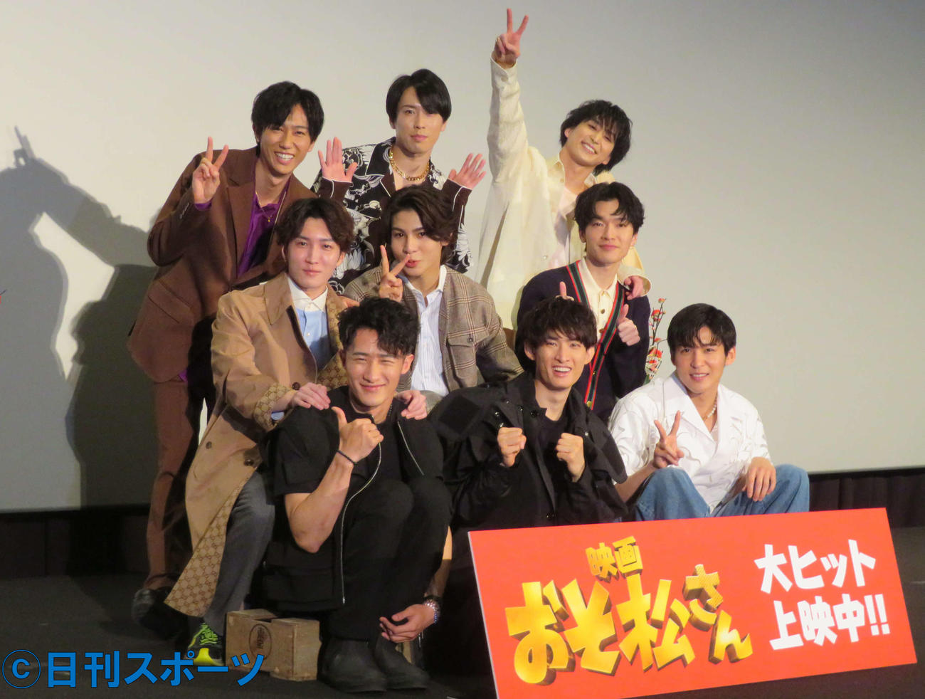 映画「おそ松さん」大ヒット御礼舞台あいさつに登壇した、前列左から岩本照、向井康二、目黒蓮、中列左から渡辺翔太、ラウール、深澤辰哉、後列左から阿部亮平、宮舘涼太、佐久間大介（撮影・村上幸将）