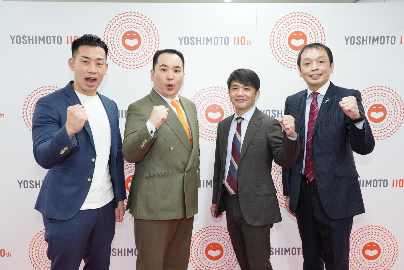 出演後、取材に応じた（左から）ミルクボーイ駒場、内海、中川家剛、礼二