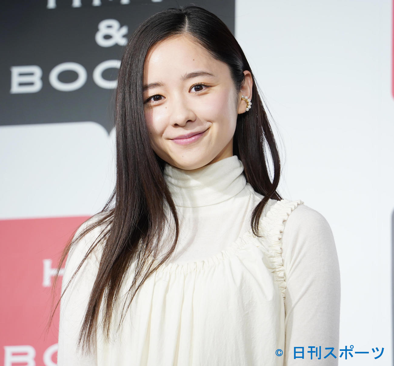 カレンダーの発売会見を行った堀田真由（撮影・佐藤勝亮）