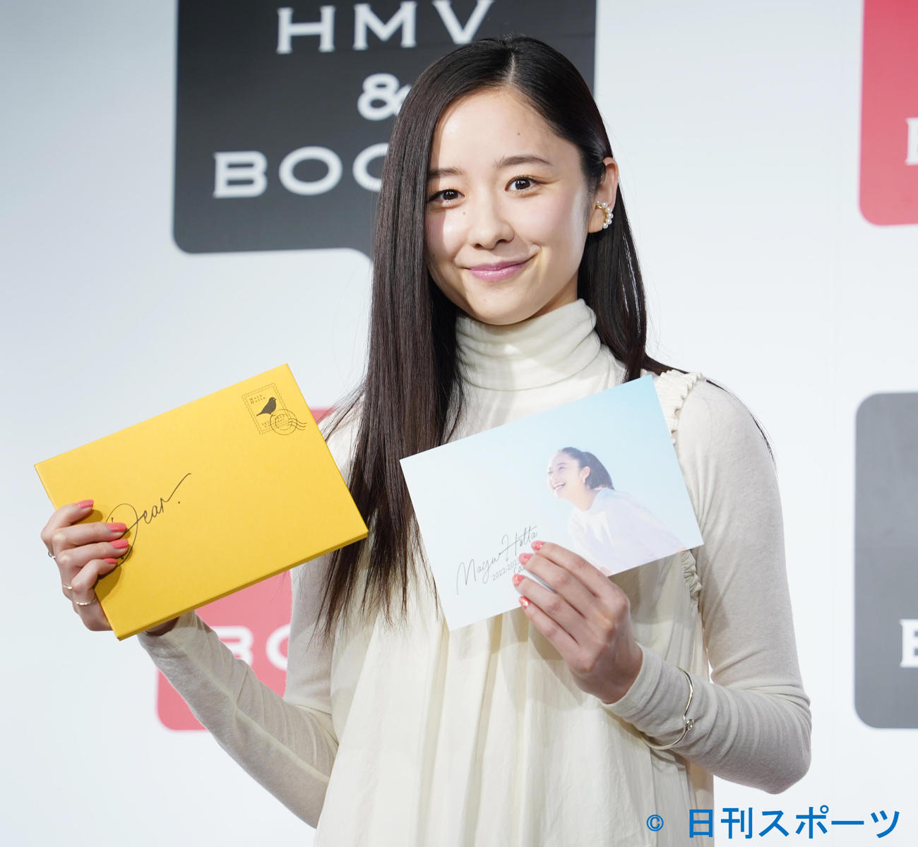カレンダーの発売会見を行った堀田真由（撮影・佐藤勝亮）