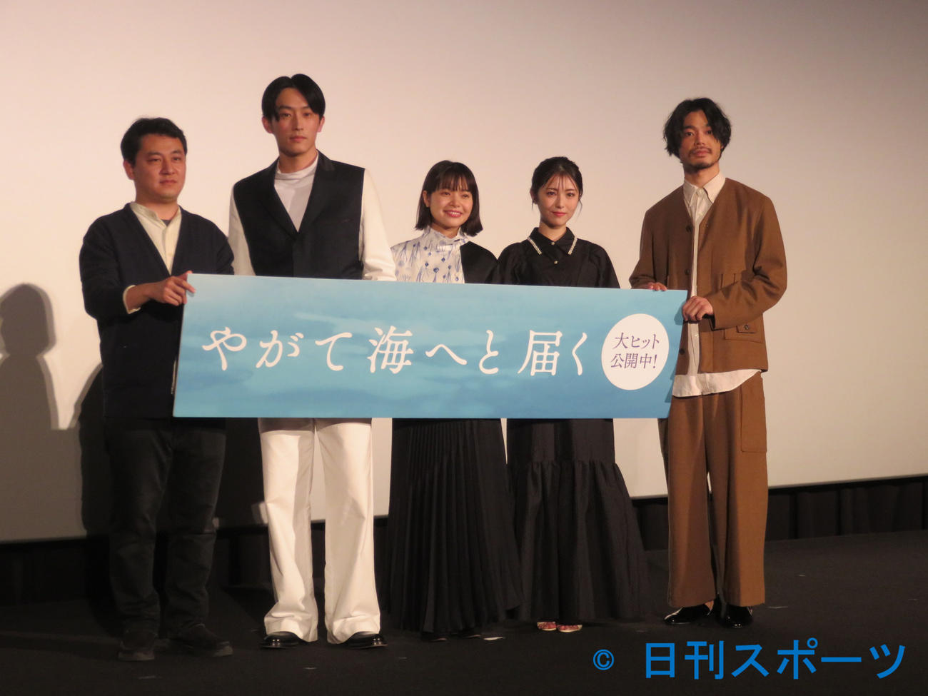 映画「やがて海へと届く」の舞台あいさつに出席した、左から中川龍太郎監督、杉野遥亮、岸井ゆきの、浜辺美波、中崎敏