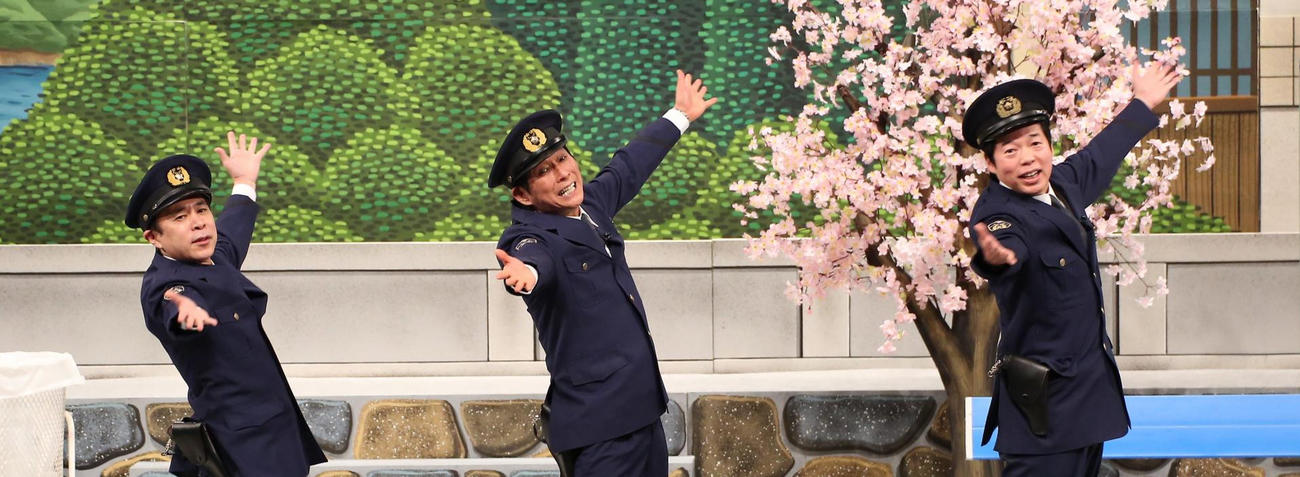「さんまの駐在さん」でパパになったと報告した岡村隆史（左）と、明石家さんま（中央）、今田耕司