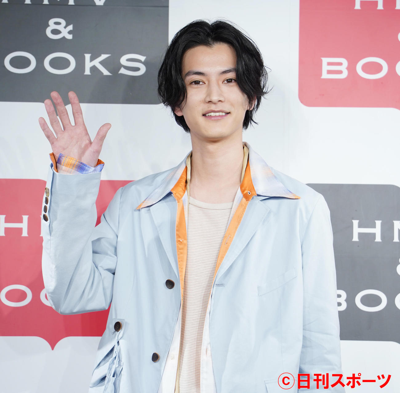 カレンダーの発売会見を行った渡邊圭祐（撮影・佐藤勝亮）