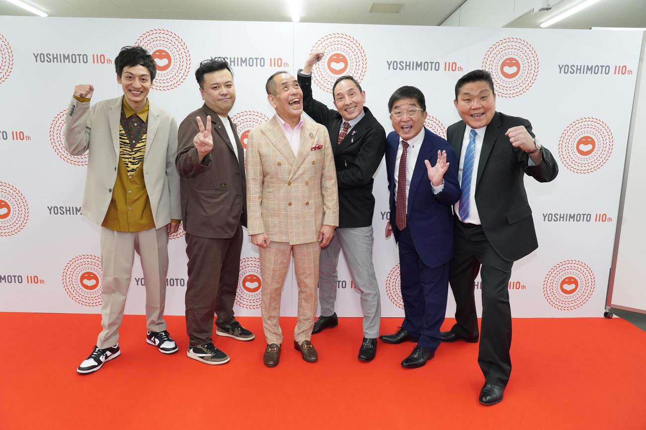 出番を終え、取材に応じた（左から2人ずつ）とろサーモン、ザ・ぼんち、トミーズ