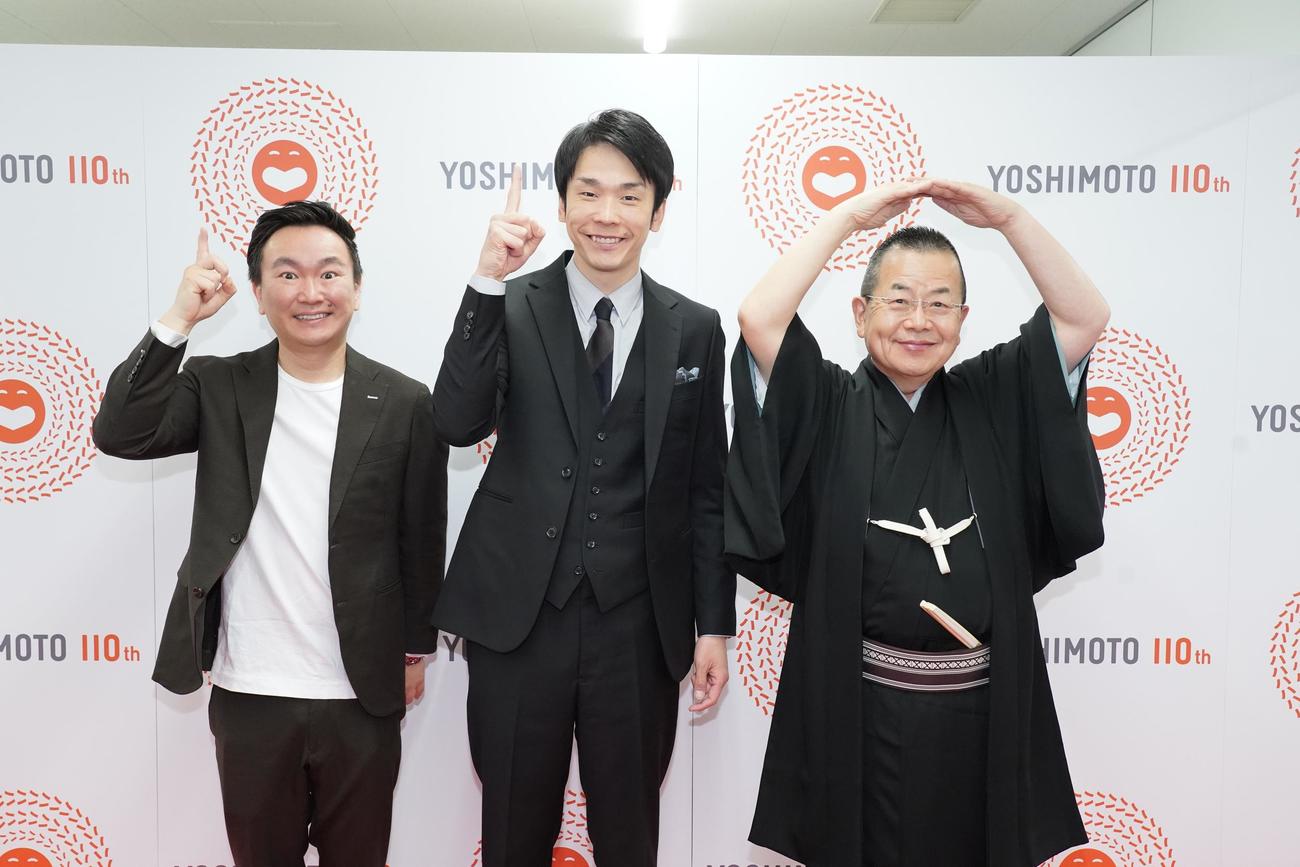 囲み取材に応じた左から、かまいたち山内、浜家、桂文珍
