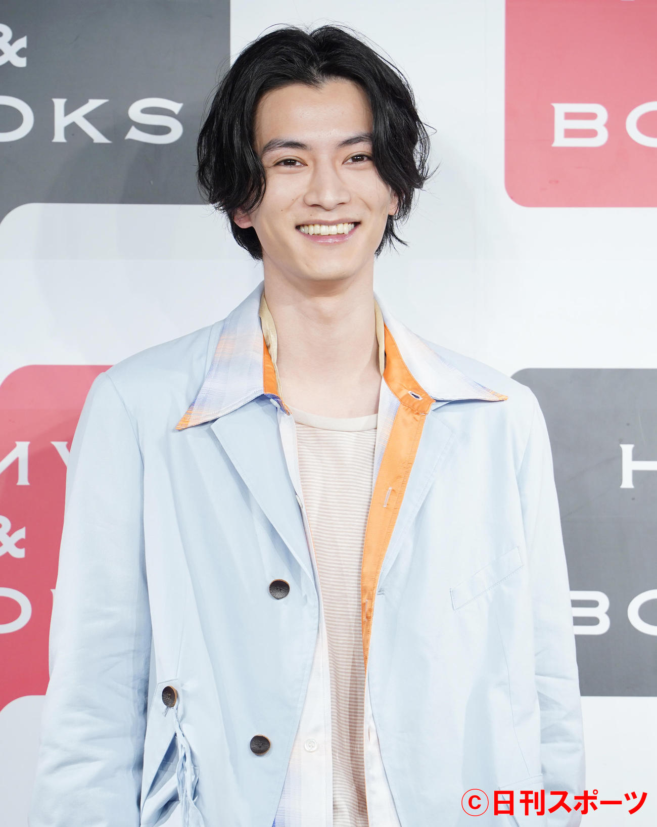 カレンダーの発売会見を行った渡邊圭祐（撮影・佐藤勝亮）