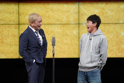 吉本興業創業110周年「伝説の一日」に出演し、NGKセンターマイク前で掛け合いを展開したダウンタウンの松本人志(左)と浜田雅功